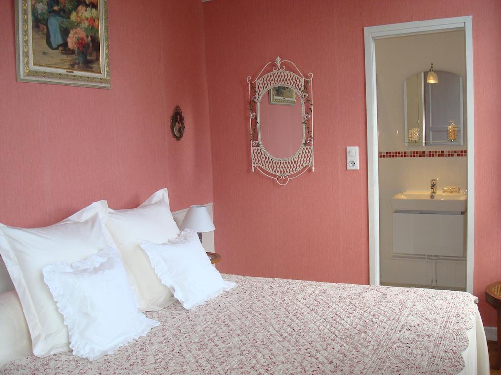 Menetrol Chateau De Bourrassol B&B 객실 사진